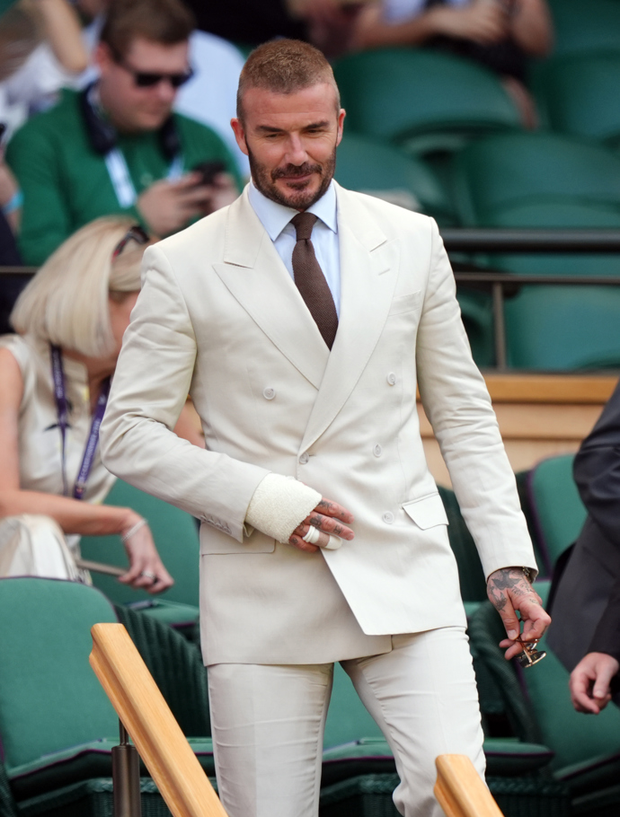  David BeckhamDavid Beckham si Wimbledon nenechá ujít. Letos dorazil v perfektně padnoucím krémovém obleku Hugo Boss, se kterým mu ladil i obvaz na pravé ruce. Do obleku zvolil bílou košili a kravatu v barvě mléčné čokolády. 