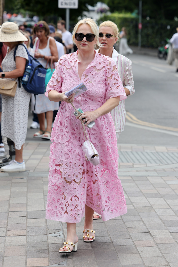  Rebel Wilson Rebel dorazila na Wimbledon po boku své manželky Ramony Agruma a zasedla vedle Cate Blanchett. Pro tuto příležitost si oblékla šaty z madeira krajky v cukrově růžové barvě, doplnila je světlounce růžovou kabelkou Gucci a tělovými pantoflíky na podpatku od Valentina. 