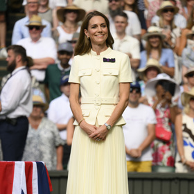  Catherine, princezna z WalesuBývá zvykem, že princezna Catherine předává trofeje finalistkám ženské dvouhry. Pro tuto příležitost zvolila outfit v máslově žluté barvě sestávající z plisované midi sukně a saka s páskem Self-Portrait. Komplet doplnila zlatým náramkem Halcyon Days a náušnicemi Cartier.