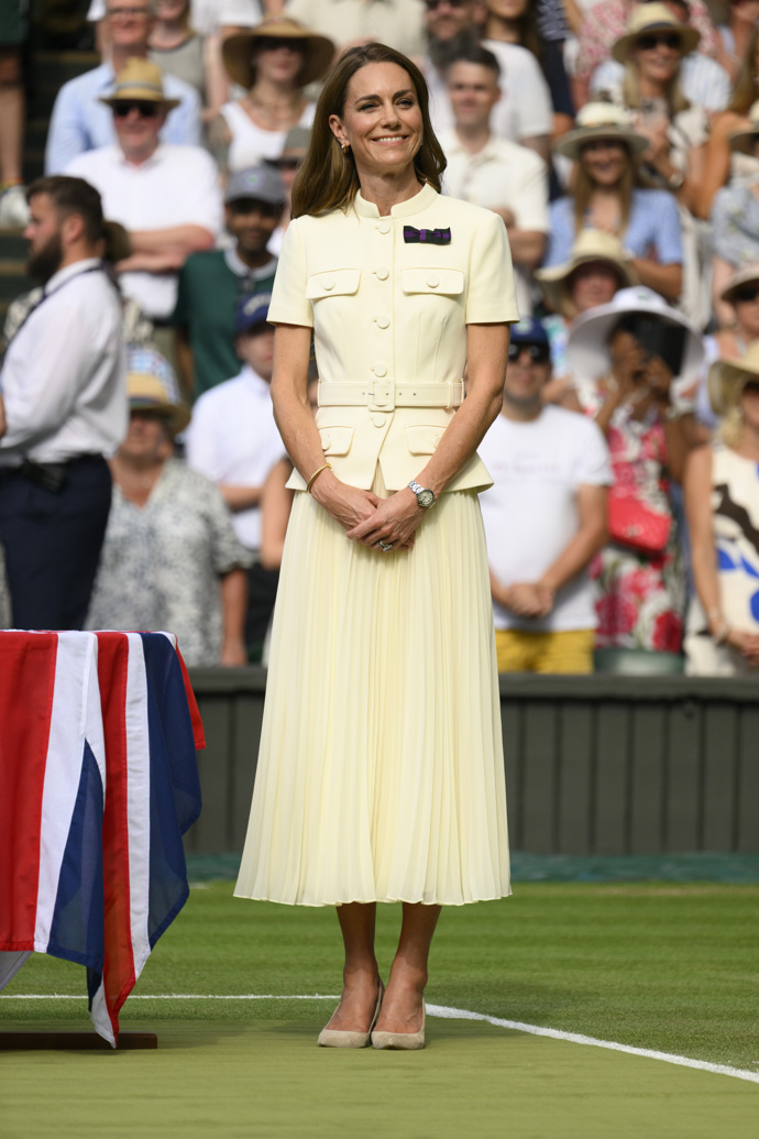  Catherine, princezna z WalesuBývá zvykem, že princezna Catherine předává trofeje finalistkám ženské dvouhry. Pro tuto příležitost zvolila outfit v máslově žluté barvě sestávající z plisované midi sukně a saka s páskem Self-Portrait. Komplet doplnila zlatým náramkem Halcyon Days a náušnicemi Cartier.