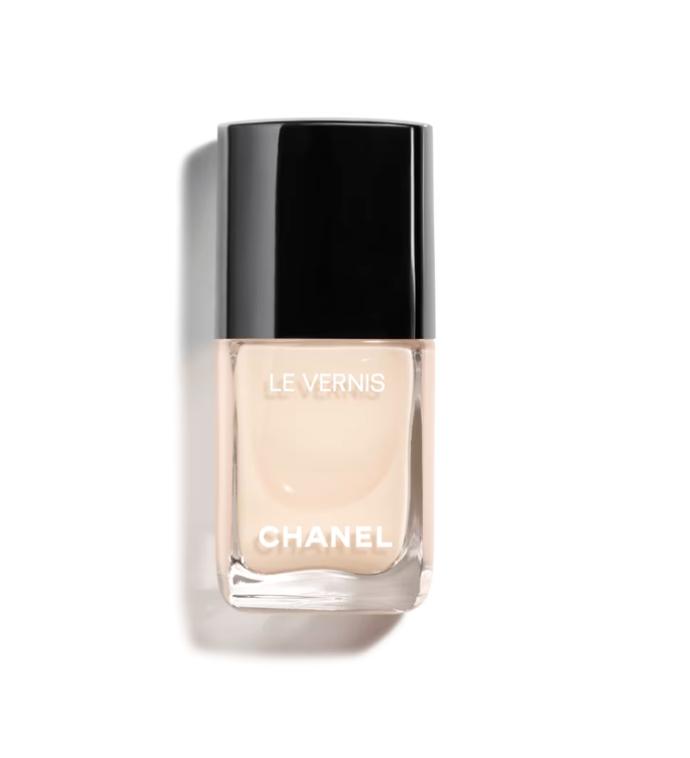 Teplý bílý lak na nehty Chanel (White silk), 890 Kč 