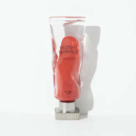  Mansion Objet Lip Stain, Muzigae Mansion, 499 Kč, prodává Glowupdiary.comKromě toho, že tento lip stain vypadá jako pomačkaná tuba barvy zamrzlá do kusu ledu a chcete ho mít už jen kvůli tomu obalu, vytváří také jemný efekt blurred rtů, které díky němu vypadají jako byste je přejeli filtrem. Jeho veganské složení obsahuje růžovou vodu, kyselinu hyaluronovou a olej z růžových plodů, které hydratují rty. Rychle zasychá a nechává na rtech dlouhotrvající matnou barvu.