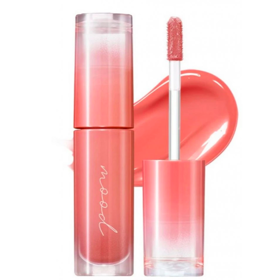  Ink Mood Glowy Tint, Peripera, 269 Kč, prodává Korejskakrasa.euJe kultovní klasika od svého uvedení na trh. Tento tónovaný balzám na rty krásně klouže a vydrží dlouho. Ať už hledáte jemný nádech barvy nebo výraznější pigment, tento produkt na rty dokáže vše – můžete ho vrstvit tak dlouho, dokud nebudete spokojeni s intenzitou barvy.