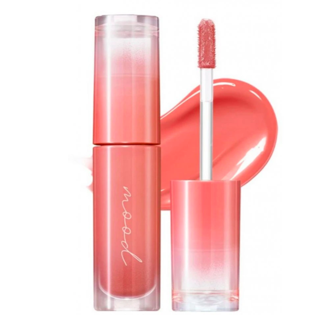  Ink Mood Glowy Tint, Peripera, 269 Kč, prodává Korejskakrasa.euJe kultovní klasika od svého uvedení na trh. Tento tónovaný balzám na rty krásně klouže a vydrží dlouho. Ať už hledáte jemný nádech barvy nebo výraznější pigment, tento produkt na rty dokáže vše – můžete ho vrstvit tak dlouho, dokud nebudete spokojeni s intenzitou barvy.