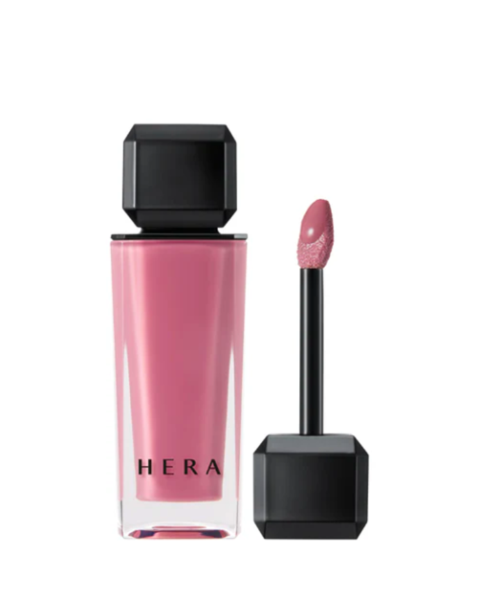  Sensual Nude Gloss, Hera, 799 Kč, prodává Glowupdiary.comTento lesk na rty dodává rtům přirozený objem a lesk s jemným nádechem barvy. Má klouzavou, nelepivou texturu a díky tomu se nesmírně příjemně nosí. Vyzkoušejte třeba odstín Speechless, je dokonale univerzální. 