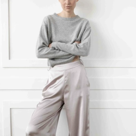 SIGNATURE LOOSE-FIT PURE SILK TROUSERS, Anna Hora, 7 900 Kč SIGNATURE LOOSE-FIT PURE SILK TROUSERS, Anna Hora, 7 900 Kč