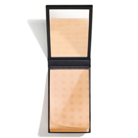 Pro milovnice elegance jsou tu matující papírky, které fungují jako malý beauty rituál – luxusní pouzdro se zrcátkem, jemné savé listy a okamžitý efekt dokonale matné pleti. Skvělý společník na cesty i do kanceláře.Papier Matifiant De Chanel, Chanel, 870 Kč