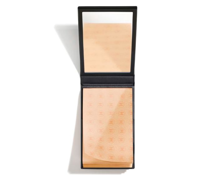 Pro milovnice elegance jsou tu matující papírky, které fungují jako malý beauty rituál – luxusní pouzdro se zrcátkem, jemné savé listy a okamžitý efekt dokonale matné pleti. Skvělý společník na cesty i do kanceláře.Papier Matifiant De Chanel, Chanel, 870 Kč