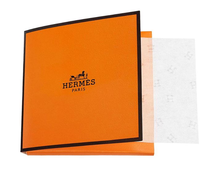 Luxus na dotek přinášejí blotting papírky od Hermès, vyrobené z konopných vláken a vláken moruše. Sto kusů v ikonické oranžové krabičce je malým designovým klenotem.Plein Air Blotting Papers, Hermès, 1 175 Kč