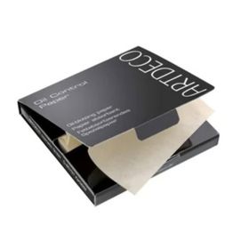 Pokud hledáte praktičnost s trochou kouzla, sáhněte po pudrových papírcích, které během vteřiny pohltí mastnotu i pot a váš make-up nechají nedotčený. Sto kusů v balení zajistí, že budete připravená na každou situaci.Oil Control Paper, Artdeco, Dr.Max, 165 Kč
