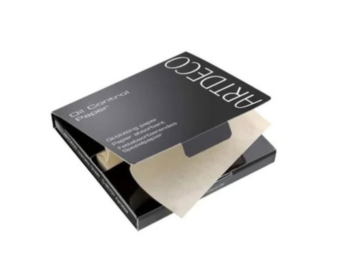 Pokud hledáte praktičnost s trochou kouzla, sáhněte po pudrových papírcích, které během vteřiny pohltí mastnotu i pot a váš make-up nechají nedotčený. Sto kusů v balení zajistí, že budete připravená na každou situaci.Oil Control Paper, Artdeco, Dr.Max, 165 Kč