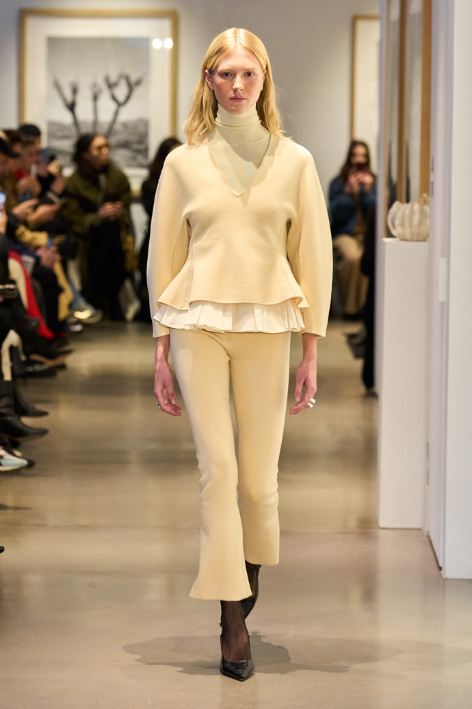Peplum top je zpět - tentokrát odvážnější a v moderním pojetí.Ashlyn FW25