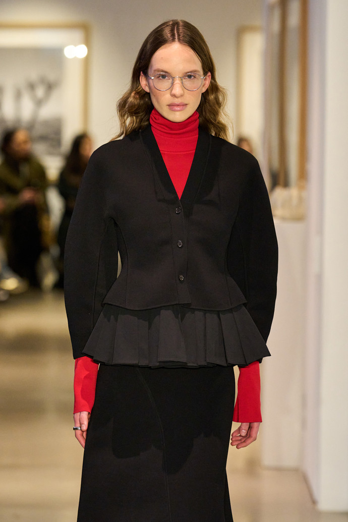 Peplum top je zpět - tentokrát odvážnější a v moderním pojetí.Ashlyn FW25