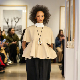 Peplum top je zpět - tentokrát odvážnější a v moderním pojetí.Ashlyn FW25