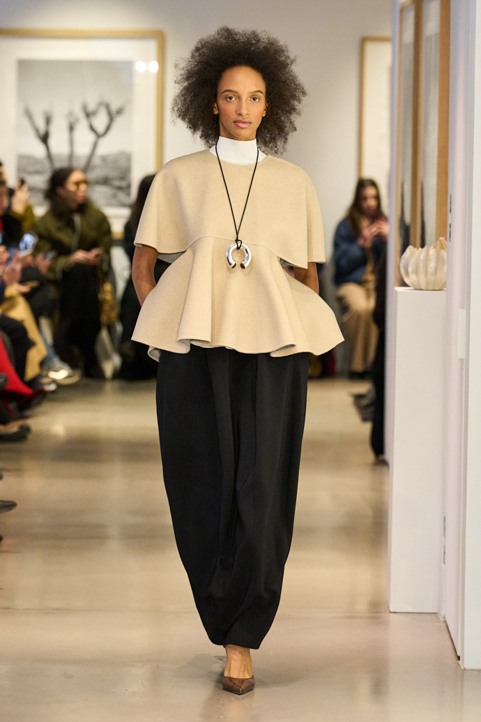 Peplum top je zpět - tentokrát odvážnější a v moderním pojetí.Ashlyn FW25