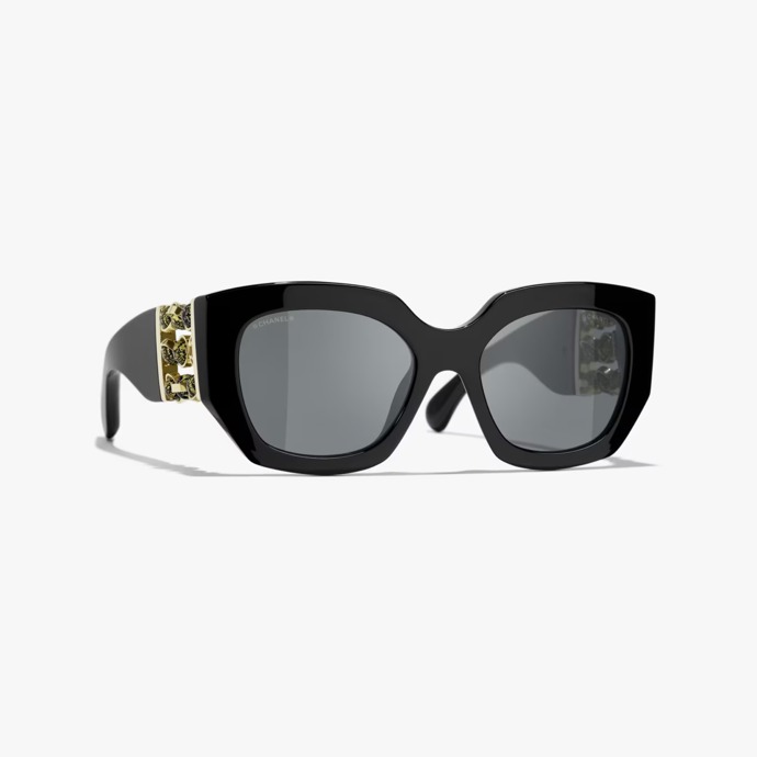  Brýle z acetátu s benátskými perlami, Chanel, 42 700 Kč
