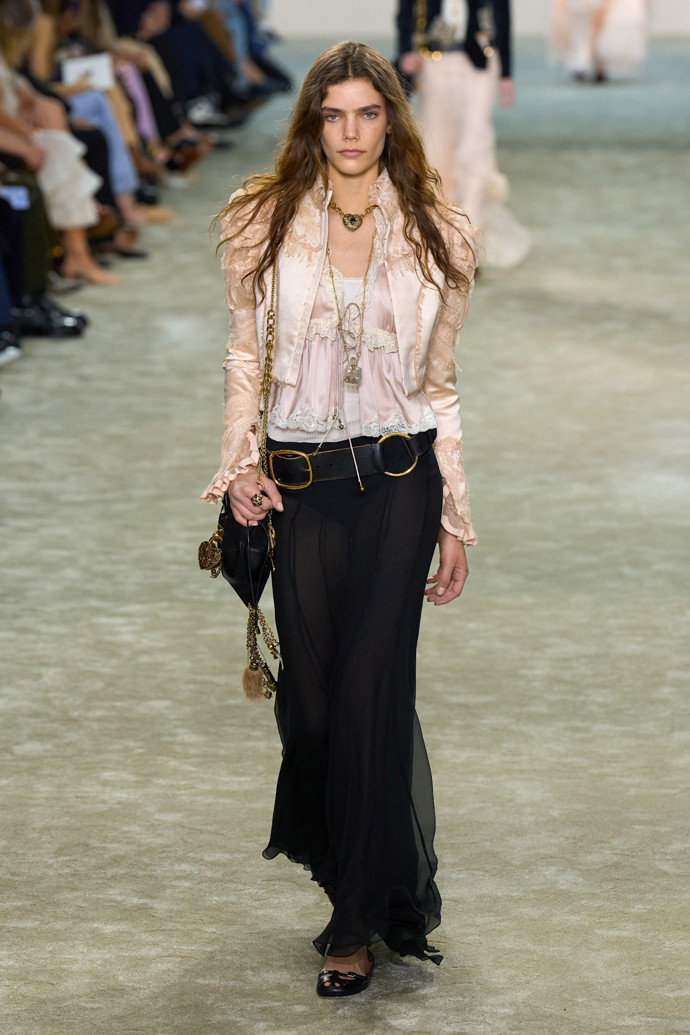 Chaos opět prosakuje do našich životů v podobě indie sleaze.Chloé FW25