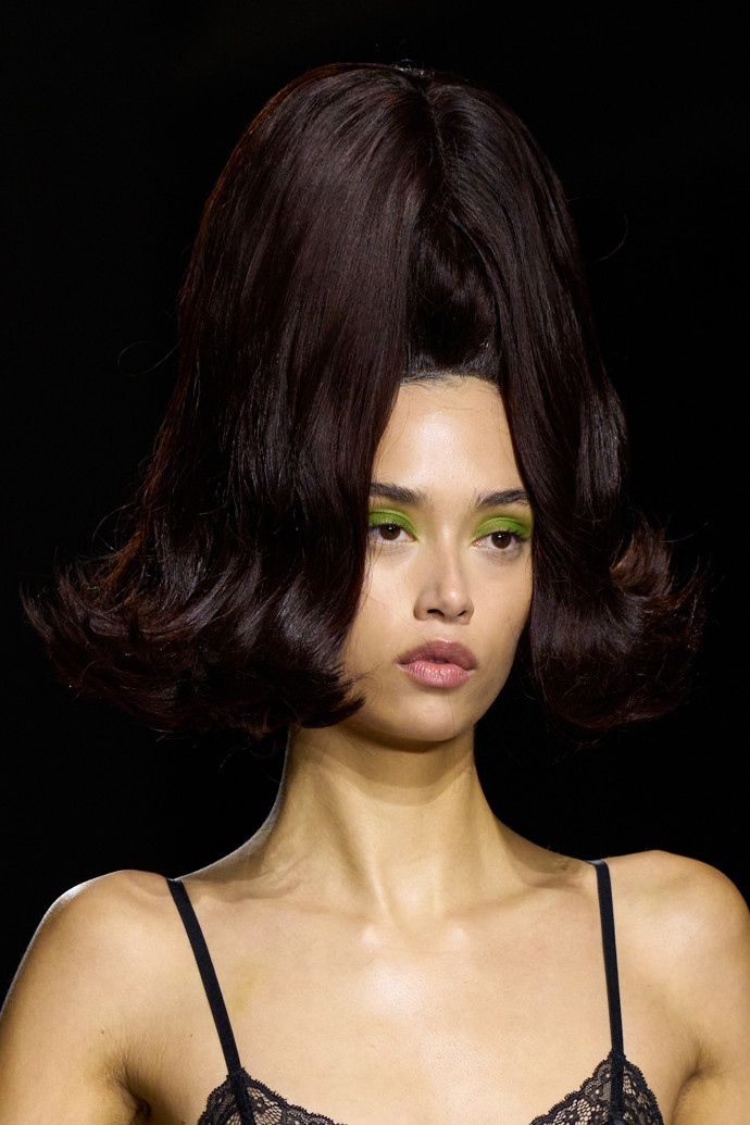  Retro bouffant z přehlídky Christiana Cowana