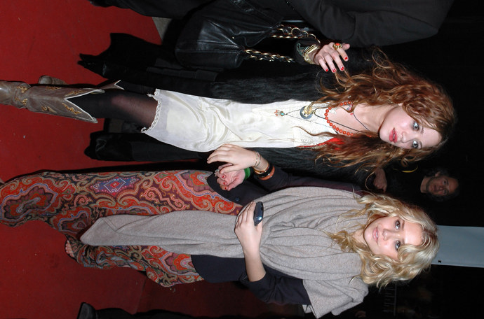Chaos opět prosakuje do našich životů v podobě indie sleaze.Mary Kate a Ashley Olsen