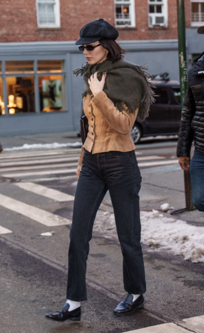 Z dob papírových novinářů až po 90s grunge – newsboy čepice se opět stává must-have doplňkem. Kendall Jenner