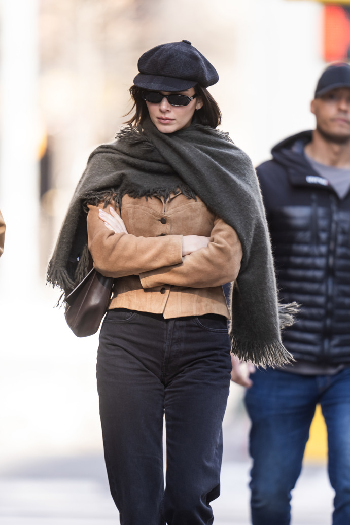 Z dob papírových novinářů až po 90s grunge – newsboy čepice se opět stává must-have doplňkem. Kendall Jenner