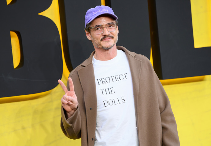 Na podzim nosíme své názory na sobě. Pedro Pascal