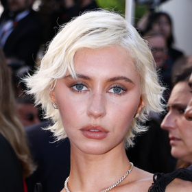 Iris Law v pixie-bob účesu Iris Law v pixie-bob účesu