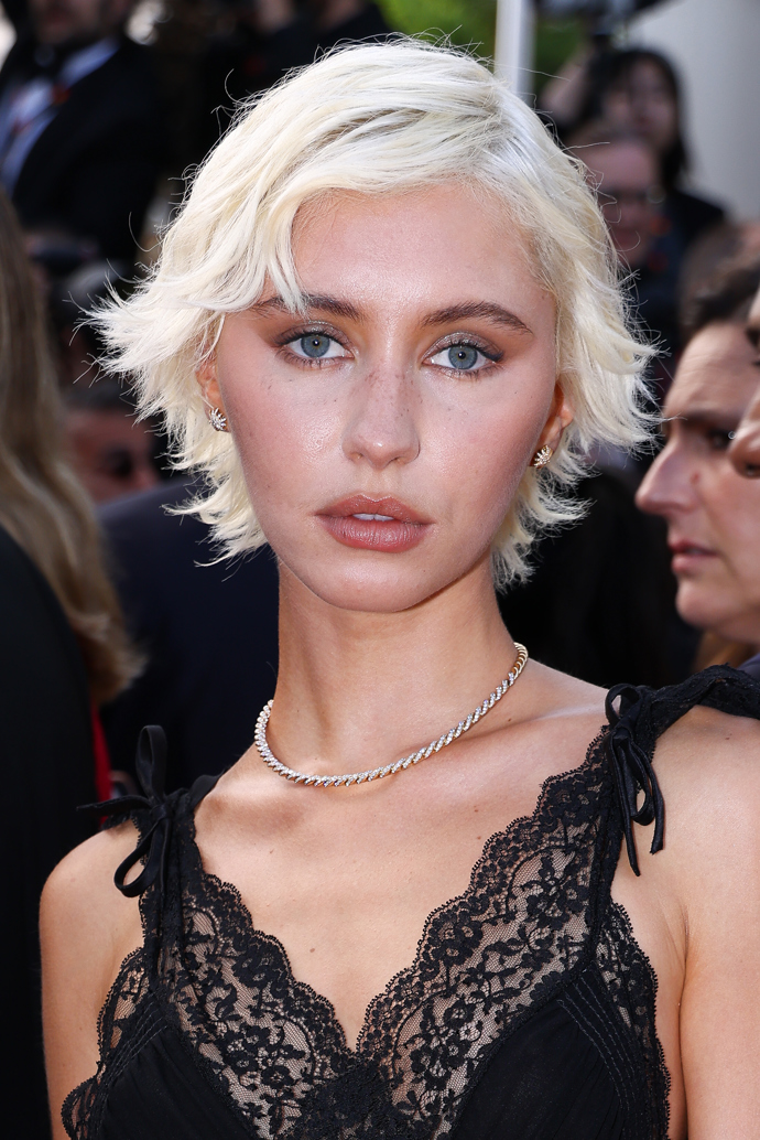  Iris Law v pixie-bob účesu