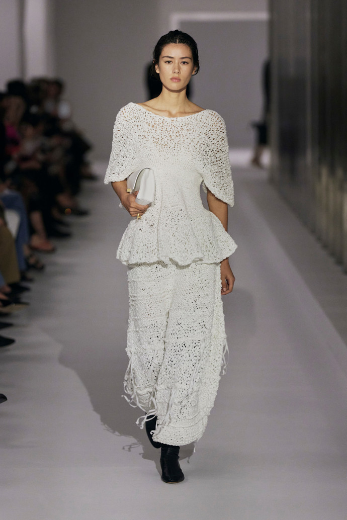 Peplum top je zpět - tentokrát odvážnější a v moderním pojetí.Khaite SS25