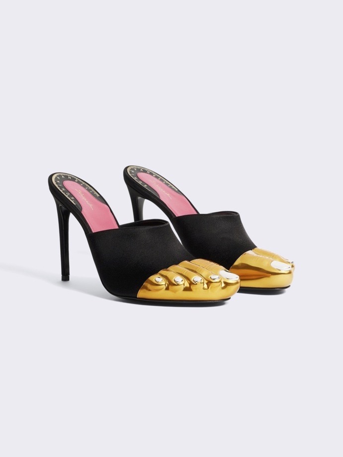  Boty na podpatku s kontrastní špičkou, Schiaparelli, 3300 eur