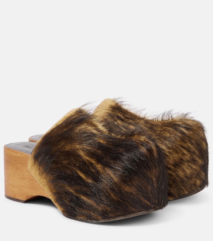  Dřeváky Calf hair clogs, Acne Studios, 820 eur, prodává Mytheresa