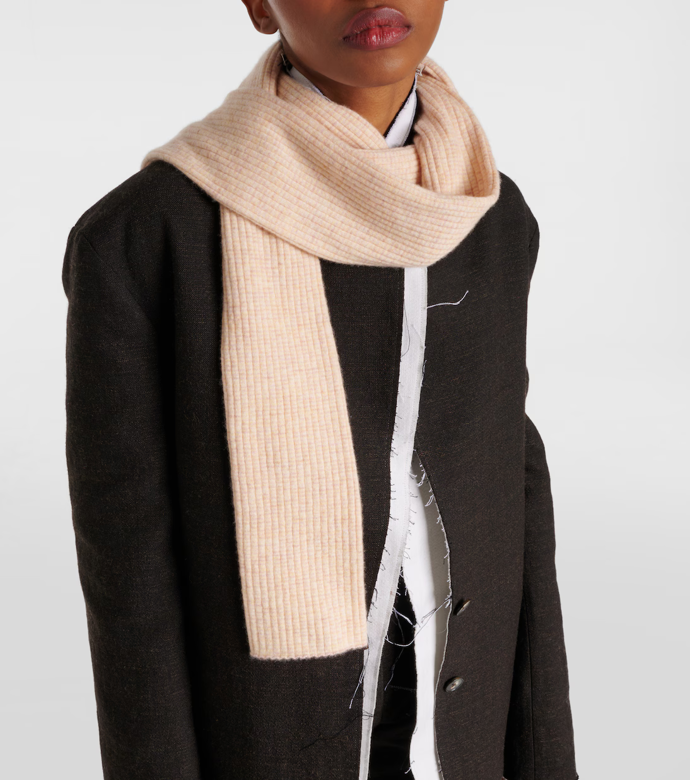 Šátek, The Row, MyTheresa, € 485