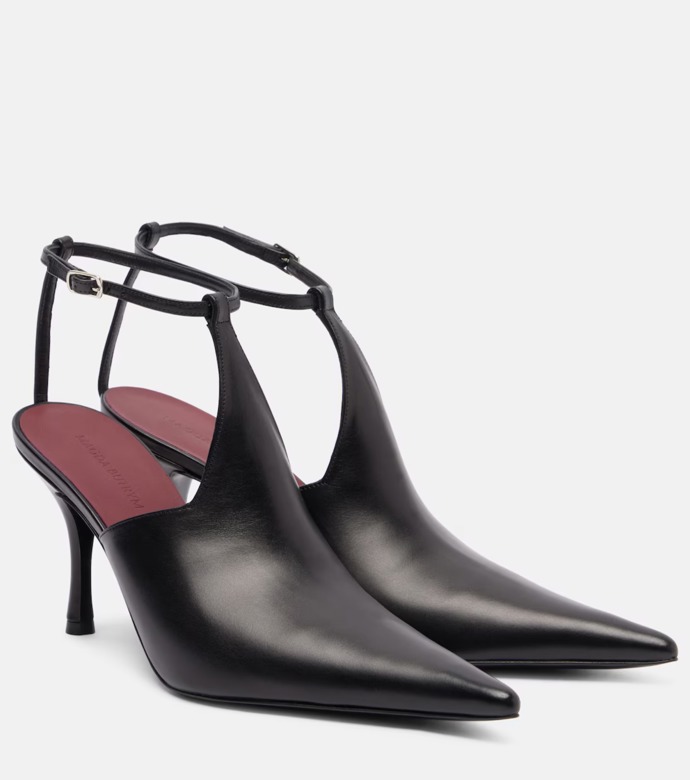  T-bar sandálky, Magda Butrym, 995 eur, prodává Mytheresa
