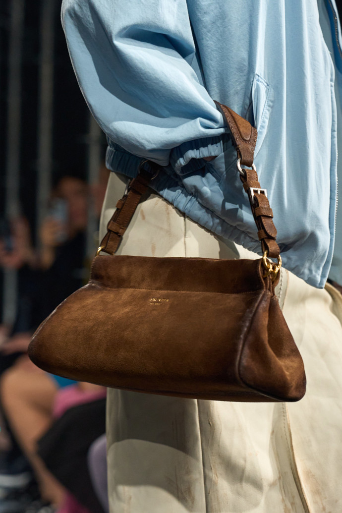 Semišové kabelky dají vašemu outfitu sedmdesátkový twist.Prada FW25 