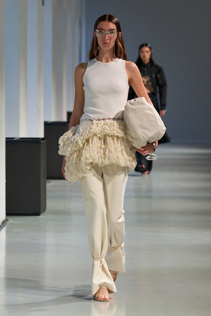 Peplum top je zpět - tentokrát odvážnější a v moderním pojetí.Rokh SS25