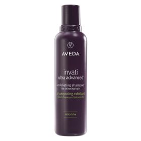 Výživná, zahušťující receptura jemně exfoliuje pokožku hlavy a posiluje vzhled středně silných až silných řídnoucích vlasů. Bohatá textura a charakteristická bylinná vůně dělají z mytí malý rituál.Invati Ultra Advanced™ Shampoo Rich, Aveda, Sephora, 910 Kč