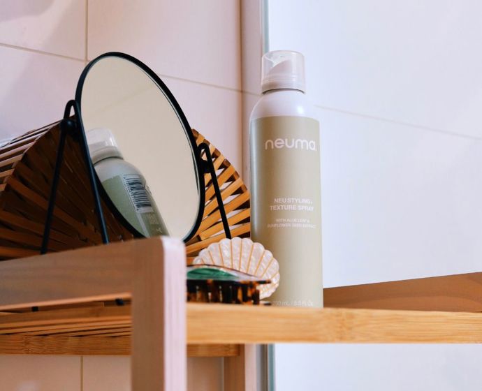 Talc-free suchý šampon s rýžovým škrobem a rostlinnou celulózou, který neutralizuje pachy a zvedne kořínky. Skvělý „den mezi mytími“, aby silver blond zůstala čistá a nadýchaná.RE NEU® Dry Shampoo – NEUMA, Neuma, 839 Kč
