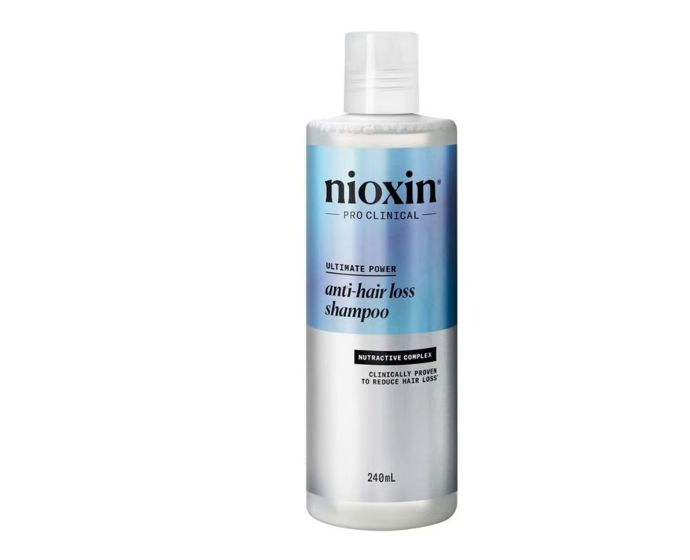 Niacinamid, biotin, kofein a Sandalore™ pomáhají odstranit usazeniny a přebytečný maz, který může zatěžovat folikuly. Vlasy působí silnější od kořínků a pokožka hlavy je svěžejší a v rovnováze.Anti-Hair Loss Shampoo 240 ml, Nioxin, prozdravevlasy.cz, 420 Kč