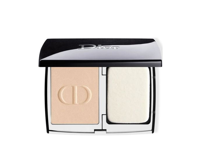 Kompaktní make-up s přirozeným matným finišem vydrží až 24 h a nechává pleť dýchat. Rozostří póry i linky a vytváří jemný, sametový film, který je na pleti téměř neznatelný.Dior Forever Natural Velvet (kompaktní make-up), Dior, Notino, 1 623 Kč