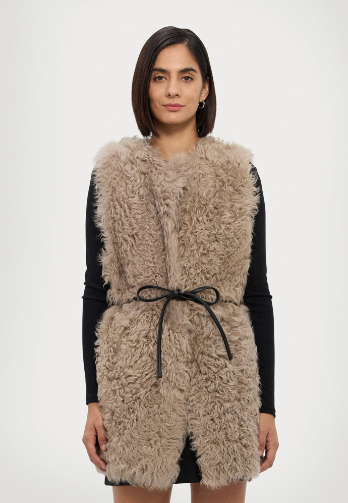 Vesta, STUDIO ID, Zalando, 22 980 Kč