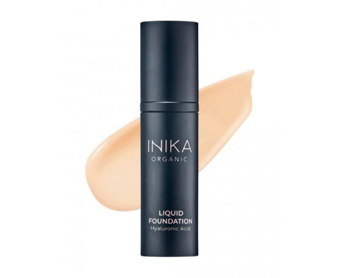 Pečující tekutý make-up s kyselinou hyaluronovou dodá pleti celodenní hydrataci a vyhladí jemné linky, aniž by ucpával póry. Bohatý na vitaminy, antioxidanty a minerály; kryje, ale zůstává přirozený.Liquid Foundation with Hyaluronic Acid, Inika Organic, Líčírna, 1 350 Kč