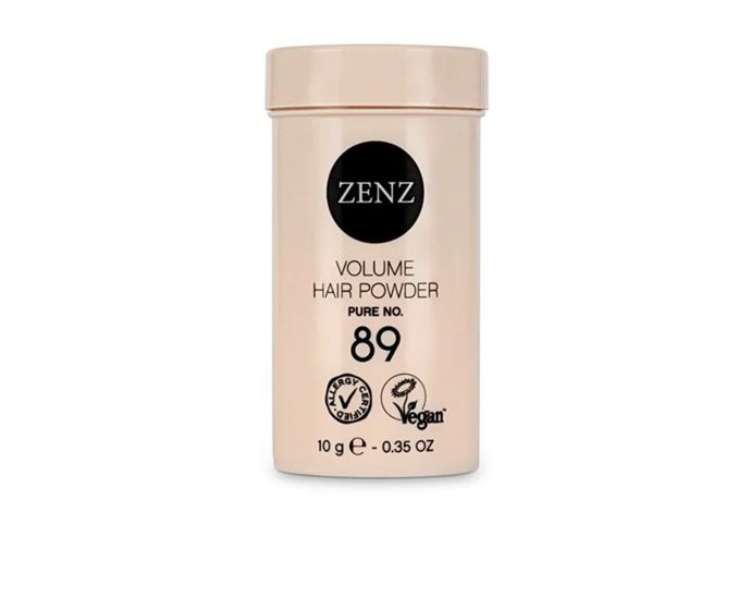 Veganský pudr pro maximální objem, texturu a zpevnění bez zatížení. Vmasírujte ke kořínkům ofiny a získáte „micro-oporu“, která pomáhá držet tvar i pod čepicí. Šetrné složení respektuje vlasovou pokožku.Volume Hair Powder Pure No. 89 (10 g), ZENZ Organic, Salononline, 650 Kč