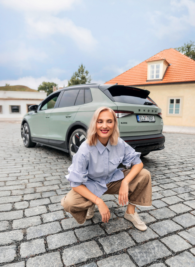 Zpěvačka Bára Poláková a Elroq od Škoda Auto