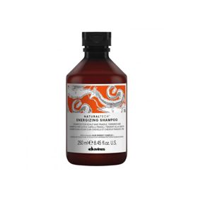 Fytoceutika z kofeinu a Hair Energy Complex povzbuzují křehké vlasy a pomáhají udržovat rovnováhu pokožky; lehce čistí, hydratuje a zklidňuje mikro-zánět. Plus body za vysoký podíl přírodních složek a recyklovaný obal.Naturaltech Energizing Shampoo, Davines, od 579 Kč