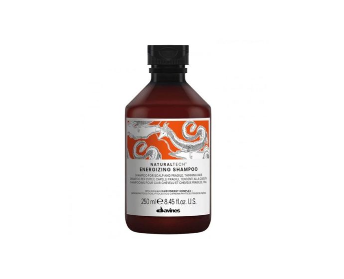 Fytoceutika z kofeinu a Hair Energy Complex povzbuzují křehké vlasy a pomáhají udržovat rovnováhu pokožky; lehce čistí, hydratuje a zklidňuje mikro-zánět. Plus body za vysoký podíl přírodních složek a recyklovaný obal.Naturaltech Energizing Shampoo, Davines, od 579 Kč