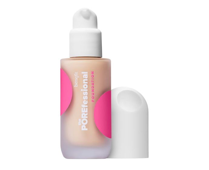 Benefit CosmeticsVyhlazuje texturu a rozostřuje póry tak, že pleť vypadá, jako by měla vestavěný soft-focus. Střední, snadno vrstvitelná formula s niacinamidem drží až 24 hodin, ale pořád působí přirozeně a „dýchá“.The POREfessional Foundation, Benefit Cosmetics, Sephora, 1 260 Kč