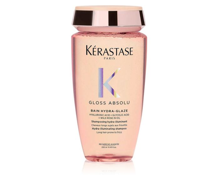 Čistý, hladký, lesklý základ je u krátké ofiny klíč. Tenhle šampon vyhladí povrch vlasu a dodá zrcadlový lesk, takže i minimální styling vypadá sofistikovaně. Ideální jako startovní krok před rychlým foukáním do oblouku.Gloss Absolu – šampon pro lesk a hebkost vlasů, Kérastase, Notino, 717 Kč