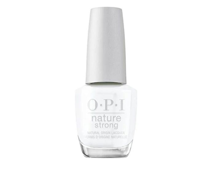 Veganský lak s intenzivní pigmentací a výdrží až 7 dní – ideál pro čistý, pečující „mani“ režim.Nature Strong „Strong as Shell“ 15 ml, OPI, Dr.Max, 399 Kč
