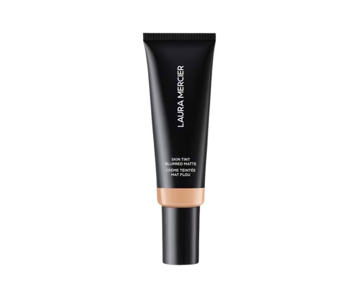 Lehký BB krém s matujícím, přitom sametovým finišem a SPF 30 drží mastnotu pod kontrolou až 24 h a zároveň 16 h hydratuje. Zjemňuje póry a nechává pleť hladkou, klidnou a přirozeně sjednocenou.Tinted Moisturizer Blurred Matte (BB krém), Laura Mercier, Douglas, 1 450 Kč