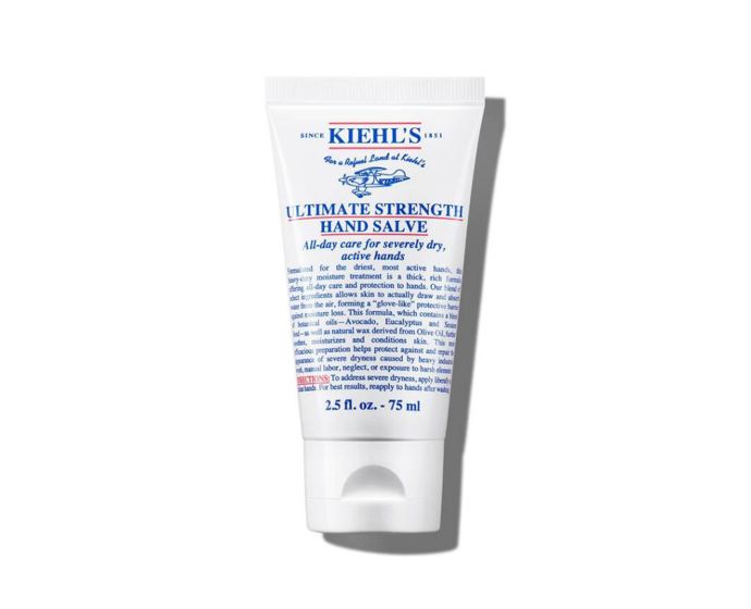 Ta správná nálož pro extrémně suché a namáhané ruce, která uzamkne hydrataci a dlaně zanechá pružné.Ultimate Strength Hand Salve, Kiehl’s, Kiehl’s, 580 Kč